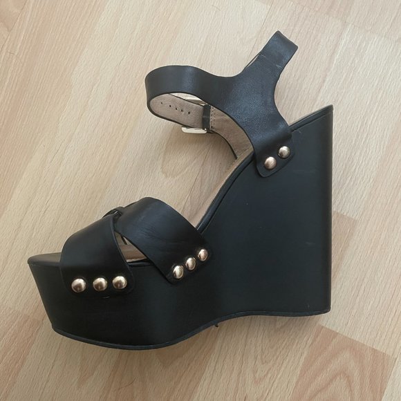 Loved, Like New Women's Aldo Black Wedges with Gold Detail Size 8 - Picture 6 of 7